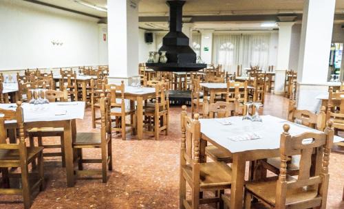 Chauchina Hotel | Cozy Hotel El Cruce Chauchina: Family-Friendly Dining & More