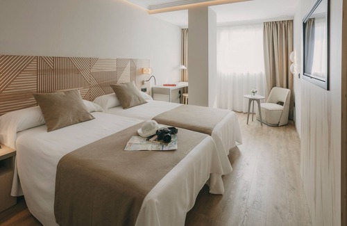 Loja Hotel | Elegant Hotel El Mirador: Family-Friendly with Spa & Dining
