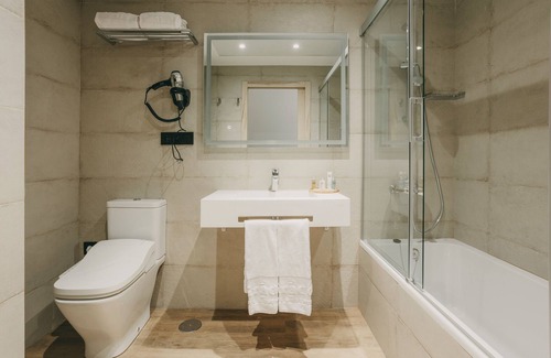 Loja Hotel | Elegant Hotel El Mirador: Family-Friendly with Spa & Dining