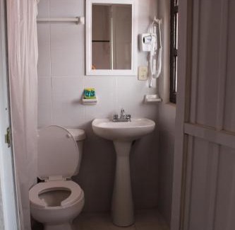 Yuriria Hotel | Budget-Friendly Stay at Hotel el Rinconcito Yuriria