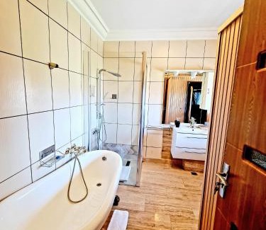 Alba Iulia House | Idyllic Hotel Elisabeta: Oceanfront Bliss with Pool Access