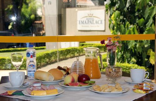 Sao Jose dos Campos Hotel | Discover Hotel Ema Palace: Family-Friendly with Pool & Hot Tub