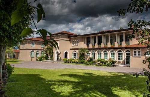 Atlixco Hotel | Relax at Hotel Esmeralda: 4-Star Stay with Pool & Spa