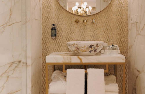 Binnenstad Hotel | Discover Hotel Estheréa: 4-Star Comfort & Amenities
