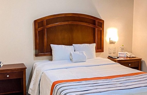 Juchitan de Zaragoza Hotel | Budget-Friendly Hotel Express Inn Juchitan with Spa & Dining