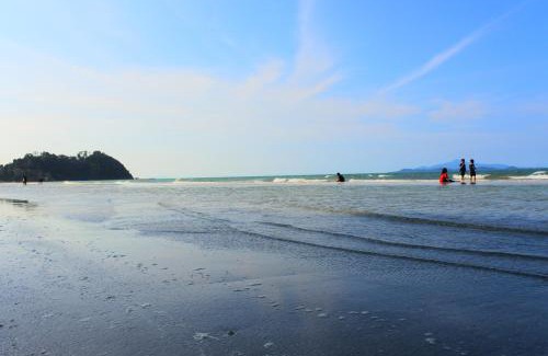 Mersing Resort | Explore Felda Residence Tanjung Leman: Oceanfront Retreat