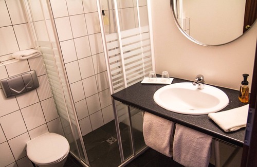 Rangarþing eystra Hotel | Explore Hotel Fljotshlid: Rated 9.4/10 with Pool & Kitchen