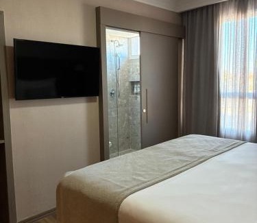 Americana Hotel | Experience Hotel Florença: 4-Star Comfort with Pool & Hot Tub