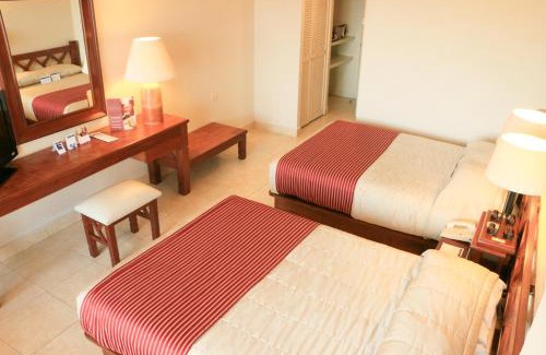 Oaxaca Hotel | Discover Hotel Fortin Plaza: Family-Friendly & Poolside Fun
