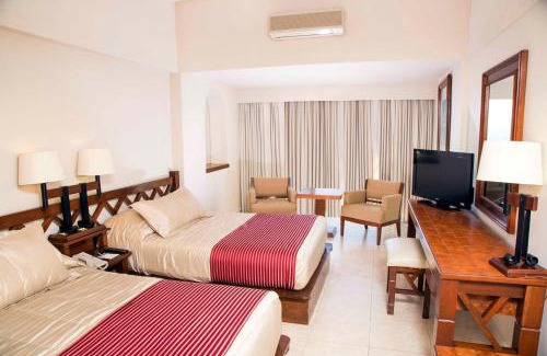 Oaxaca Hotel | Discover Hotel Fortin Plaza: Family-Friendly & Poolside Fun