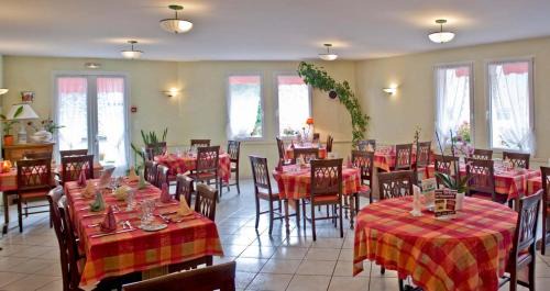Saint-Martin-sous-Vigouroux Hotel | Pet-Friendly Hotel De La Poste with Ocean Views & Dining