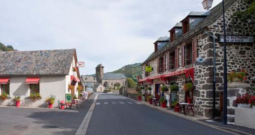 Saint-Martin-sous-Vigouroux Hotel | Pet-Friendly Hotel De La Poste with Ocean Views & Dining