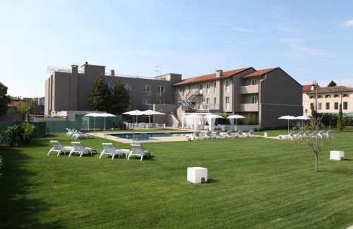 Gradisca d'Isonzo Hotel | Elegant Hotel Franz: 4-Star Stay with Pool & Breakfast