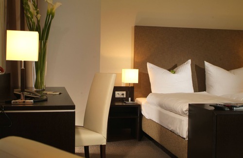 Hueckelhoven Hotel | Welcoming Hotel Friends Hückelhoven with Breakfast & Accessibility