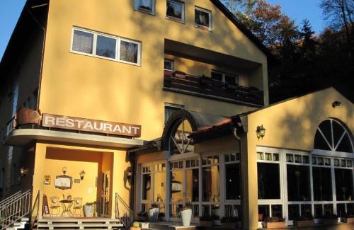 Wachenheim an der Weinstrasse Hotel | Relax at Hotel Goldbächel with Oceanfront Spa Amenities
