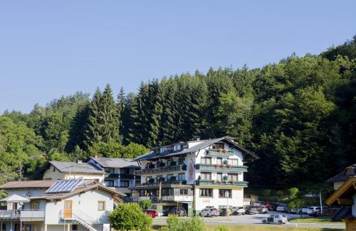 Keutschach am See Hotel | Beachfront Escape at Hotel Ferienwohnungen Gabriel