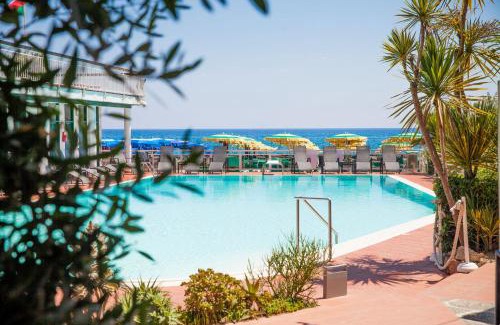 Diano Marina Hotel | Hotel Gabriella: Oceanfront Retreat with Pool & Beach Access