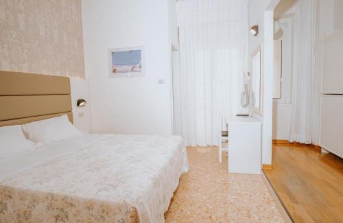Torre Pedrera Hotel | Hotel Gabriella: Guest Rated 8.5/10 with Pool & Restaurant