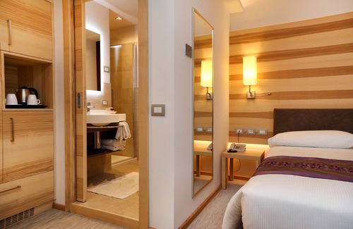 Peschiera del Garda Hotel | Discover Hotel Garden: Highly Rated with Family-Friendly Amenities