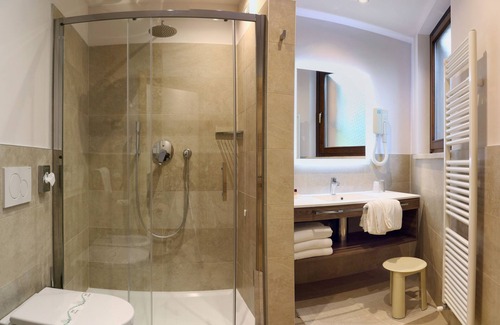Peschiera del Garda Hotel | Discover Hotel Garden: Highly Rated with Family-Friendly Amenities