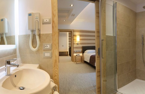 Peschiera del Garda Hotel | Discover Hotel Garden: Highly Rated with Family-Friendly Amenities