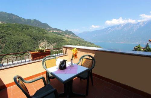 Tignale Hotel | Discover Hotel Garnì Al Poggio: Oceanfront Delight & Pool