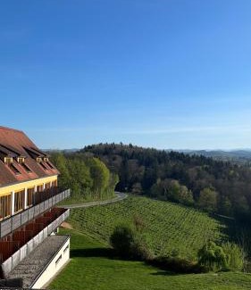 Leibnitz Hotel | Discover Hotel Garni am Seggauberg with Oceanfront Amenities