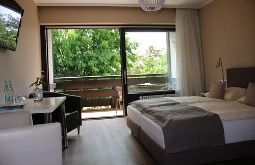 Wurding Hotel | Cozy Hotel Garni Bellevue: Family-Friendly with Hot Tub