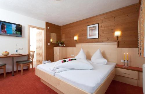 Kappl Bed & Breakfast | Experience Comfort at Hotel Garni Dias with Hot Tub & Kitchen