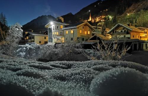 Kappl Bed & Breakfast | Experience Comfort at Hotel Garni Dias with Hot Tub & Kitchen