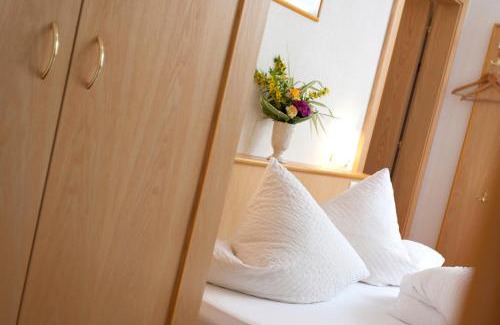 Kappl Bed & Breakfast | Experience Comfort at Hotel Garni Dias with Hot Tub & Kitchen