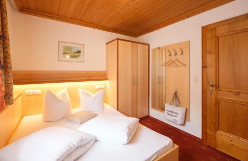 Kappl Bed & Breakfast | Experience Comfort at Hotel Garni Dias with Hot Tub & Kitchen