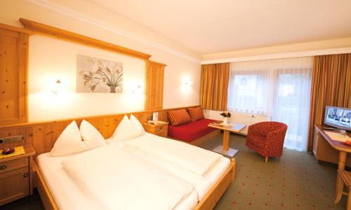 Vorderlanersbach Hotel | Elegant Hotel Garni Forelle: 4-Star Stay with Hot Tub