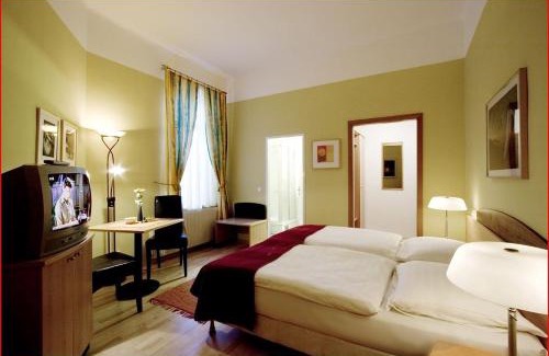 Sankt Valentin Hotel | Pet-Friendly Retreat at Hotel Garni - Gasthof Pillgrab