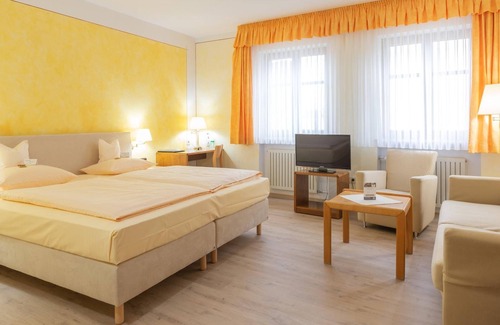 Bad Windsheim Hotel | Discover Hotel Garni Goldener Schwan: Family-Friendly Stay