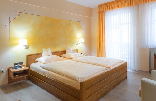 Bad Windsheim Hotel | Discover Hotel Garni Goldener Schwan: Family-Friendly Stay
