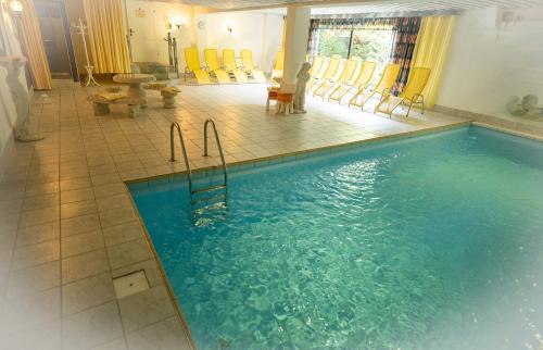 Medraz Hotel | Discover Hotel Garni Hubertus: Poolside Oceanfront Retreat
