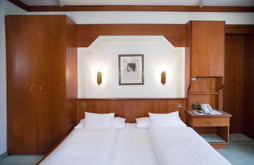 Vorderlanersbach Hotel | Elegant Hotel-Garni Jakober: 4-Star Retreat with Hot Tub