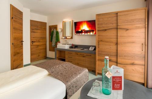 Vorderlanersbach Hotel | Elegant Hotel-Garni Jakober: 4-Star Retreat with Hot Tub