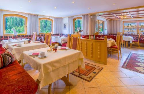 Vorderlanersbach Hotel | Elegant Hotel-Garni Jakober: 4-Star Retreat with Hot Tub