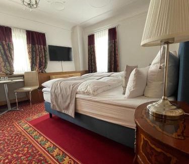 Bad Urach Bed & Breakfast | Pet-Friendly Retreat at Hotel Garni Ratstube - Rated 7.8/10