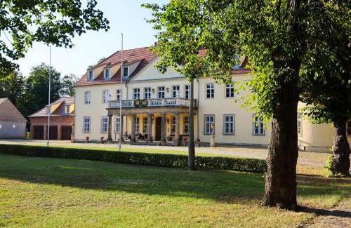 Herzberg Hotel | Inviting Stay at Hotel Schloss Grochwitz with Breakfast & Hot Tub