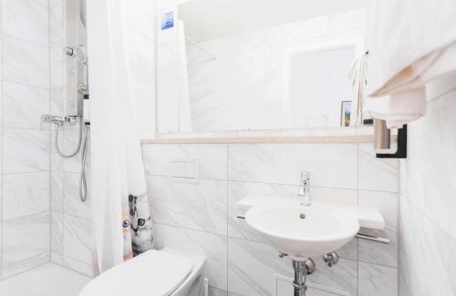 Obergunzburg Hotel | Cozy Gasthof Engel with Oceanfront Views and Pet-Friendly Stay