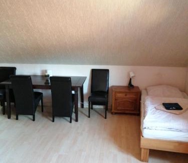 Bad Freienwalde Hotel | Cozy Hotel-Garni "Zum Löwen" with Hot Tub & Pet-Friendly Stay
