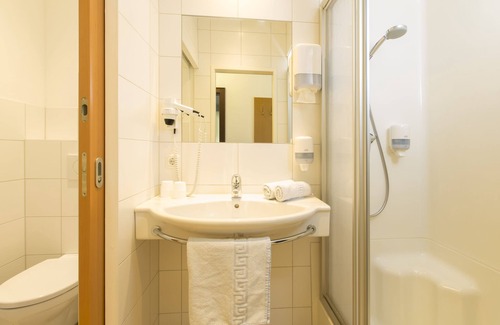 Schoenberg im Stubaital Hotel | Discover Hotel Gasthof Stefansbrücke: Family-Friendly Stay
