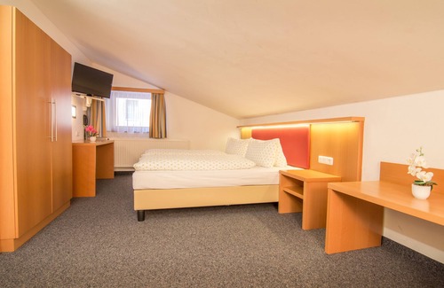 Schoenberg im Stubaital Hotel | Discover Hotel Gasthof Stefansbrücke: Family-Friendly Stay