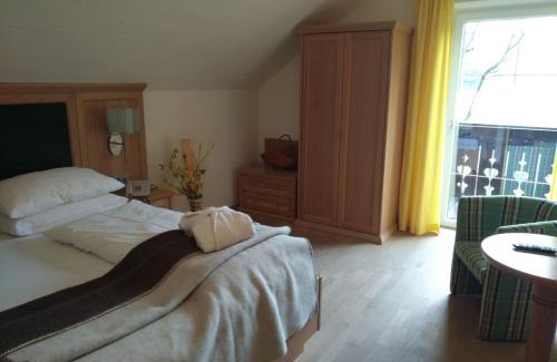 St. Gilgen Hotel | Oceanfront Getaway at Hotel & Gasthof Fürberg with Hot Tub