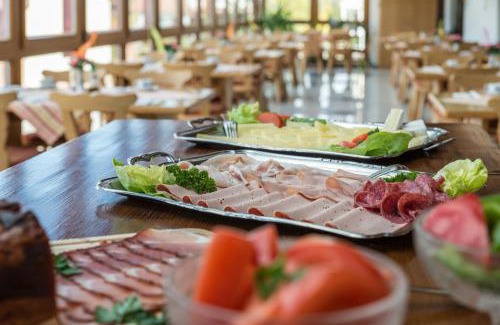 Enkering Hotel | Discover Hotel Gasthof Heckl: Pet-Friendly Stay & Breakfast