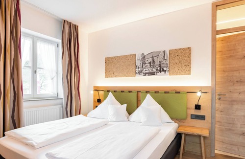 Kinding Hotel | Cozy Hotel Gasthof Krone: Family-Friendly with Dining Options