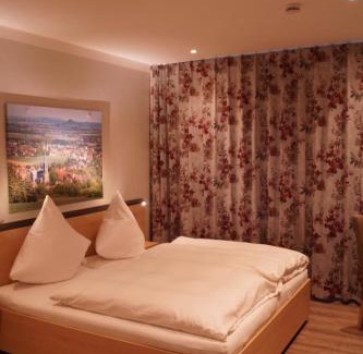 Scherfede Hotel | Discover Hotel Gasthof Luis: Pet Friendly & Family-Ready